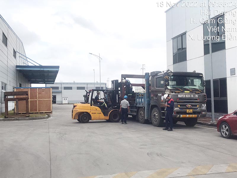 xe nâng hàng di chuyển hàng hoá tại Hải Dương