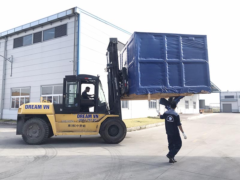 xe nâng hàng 15 tấn komatsu di chuyển kiện hàng đóng sẵn