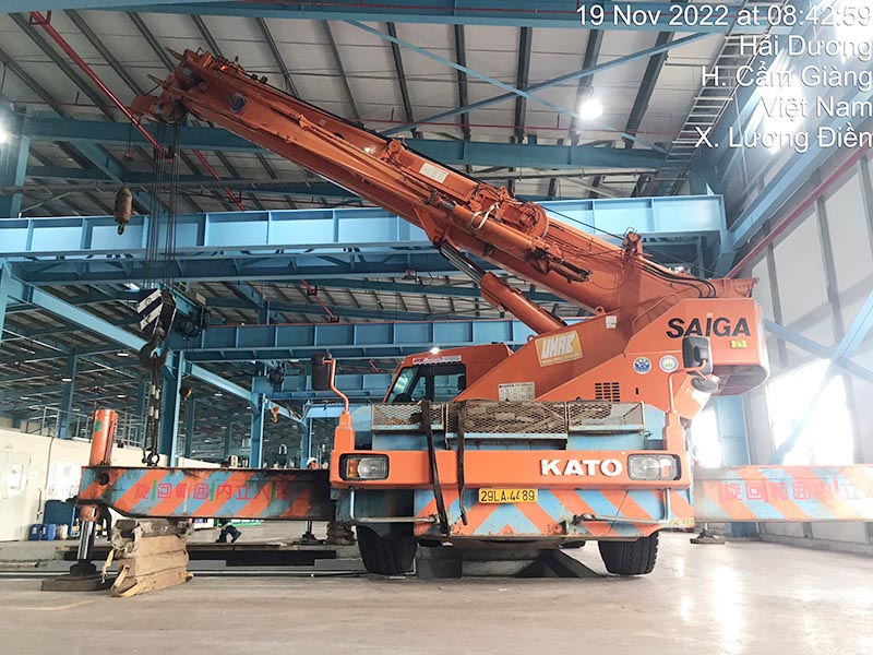 xe cẩu bánh lốp KATO KR 65