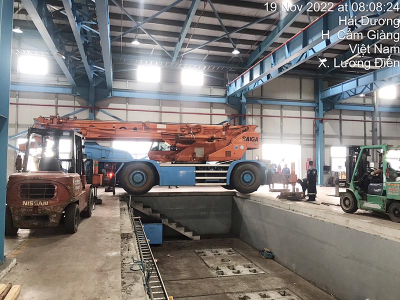 xe cẩu bánh lốp làm việc trong nhà máy