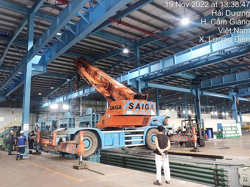 xe cẩu bánh lốp làm việc trong nhà máy tại Hải Dương