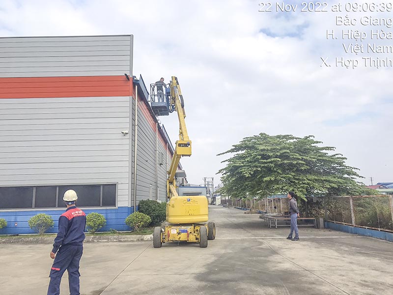 xe nâng người boomlift 16 mét làm việc tại Bắc Giang
