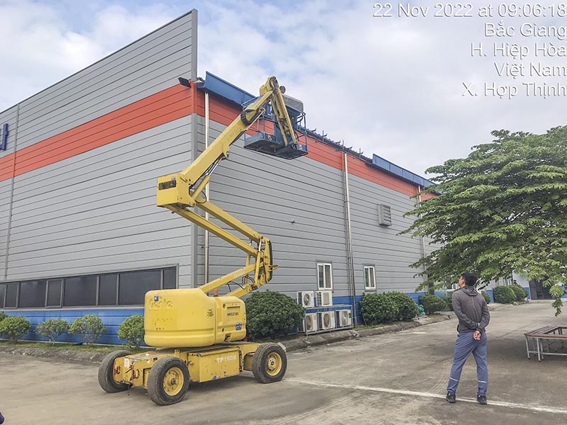 xe nâng người boomlife 16 mét làm việc tại nhà máy