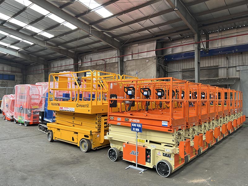 xe nâng người dạng cắt kéo lên thằng hãng JLG, Haulotte