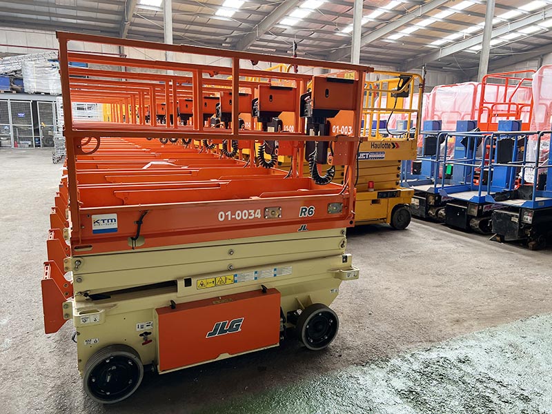 xe nâng người cắt kéo 8 mét làm việc JLG R6