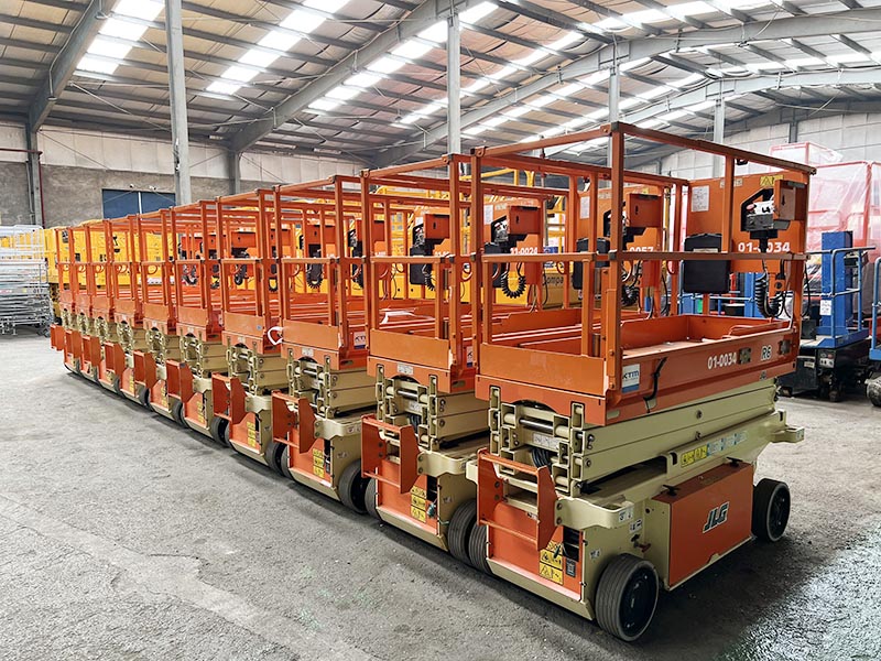 xe nâng người cắt kéo hãng JLG