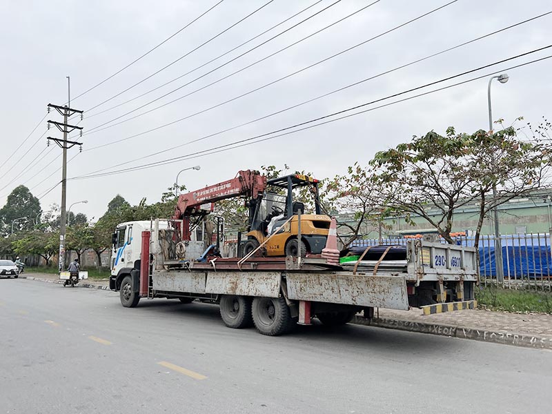 Xe cẩu thùng vận chuyển xe nâng hàng
