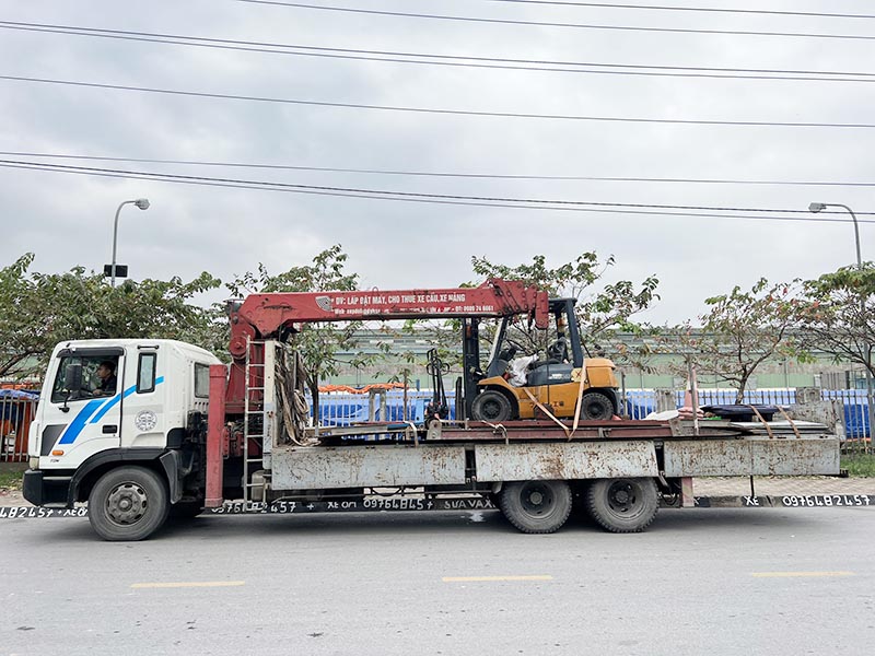xe cẩu thùng vận chuyển xe nâng hàng