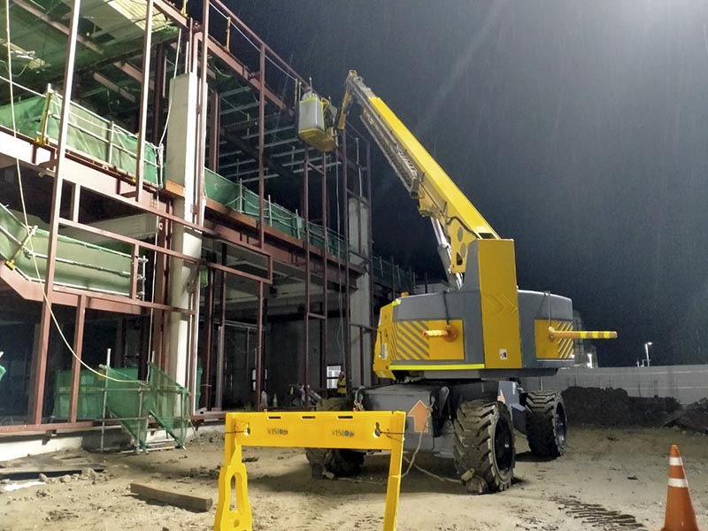 xe nâng người Boom Lift thi công lắp đặt kết cấu thép ca đêm