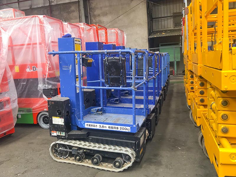 xe nâng người 6 mét làm việc