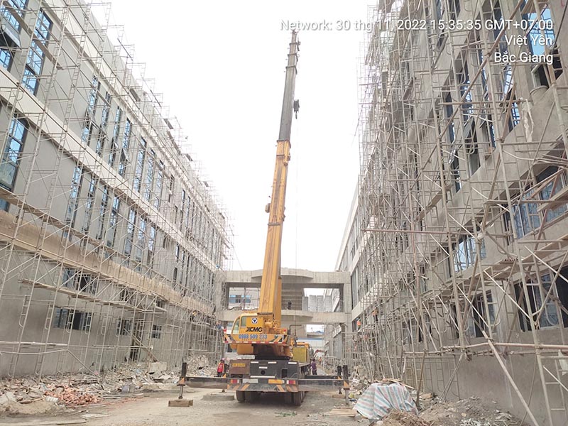 MC Industries cho thuê xe cẩu bánh lốp 25 tấn
