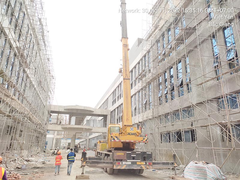 xe cẩu bánh lốp làm việc tại công trường xây dựng
