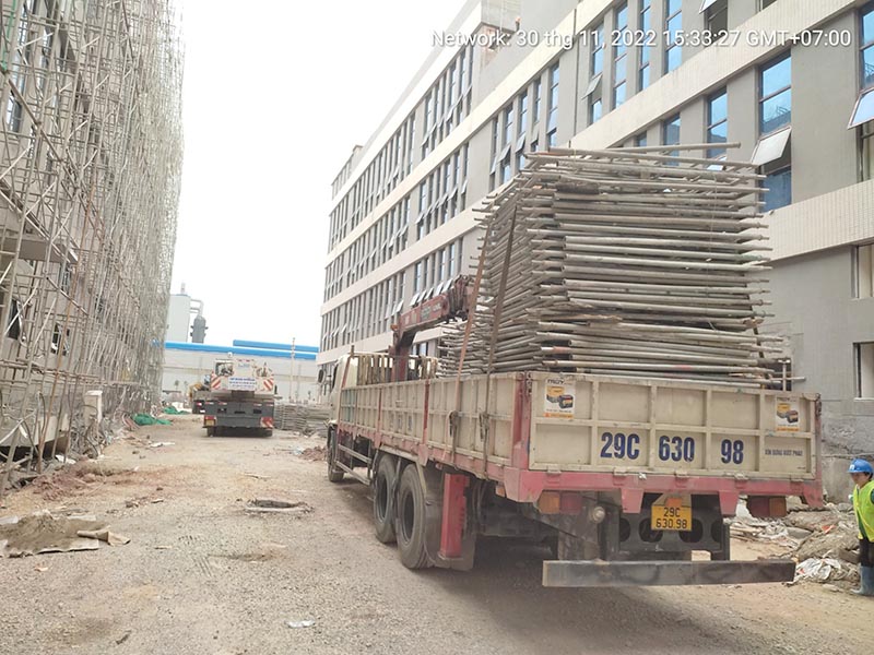 xe cẩu thùng vận chuyển giàn giáo xây dựng