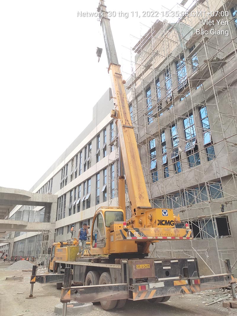 xe cẩu bánh lốp làm việc tại công trường xây dựng