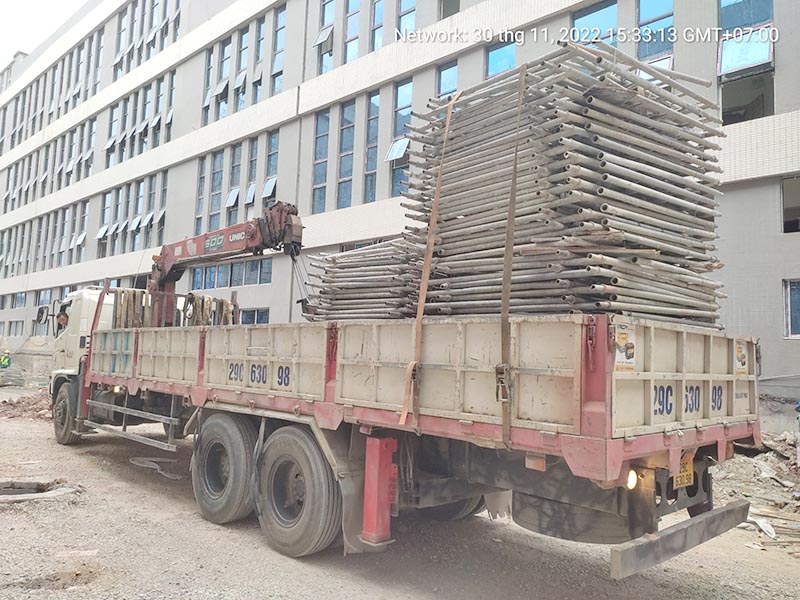 xe cẩu thùng vận chuyển giàn giáo