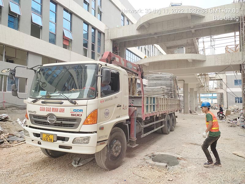 xe cẩu thùng vận chuyển giàn giáo xây dựng