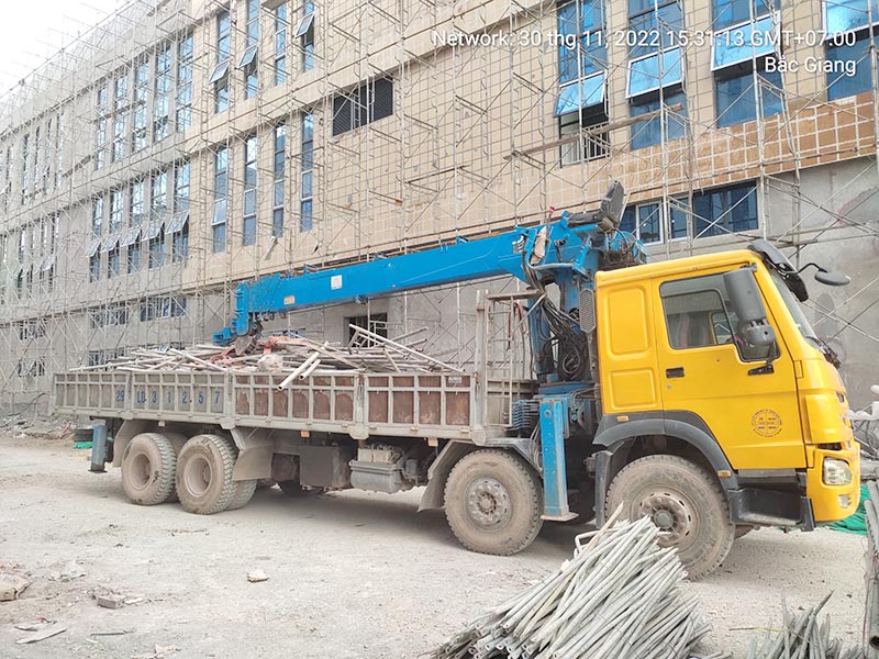 xe cẩu thùng vận chuyển phế tải xây dựng