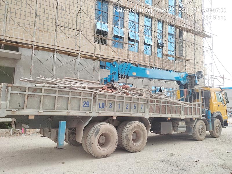 xe cẩu thùng vận chuyển vật liệu xây dựng , phế thải xây dựng