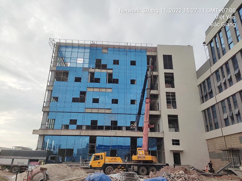 xe cẩu bánh lốp làm việc tại công trường xây dựng