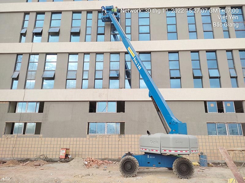 xe nâng người boomlift 20m làm việc Genie S60