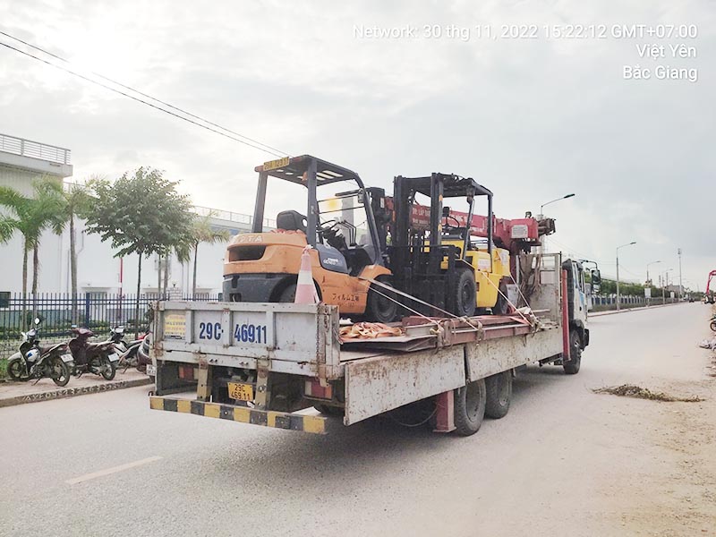 vận chuyển xe nâng hàng bằng xe cẩu thùng