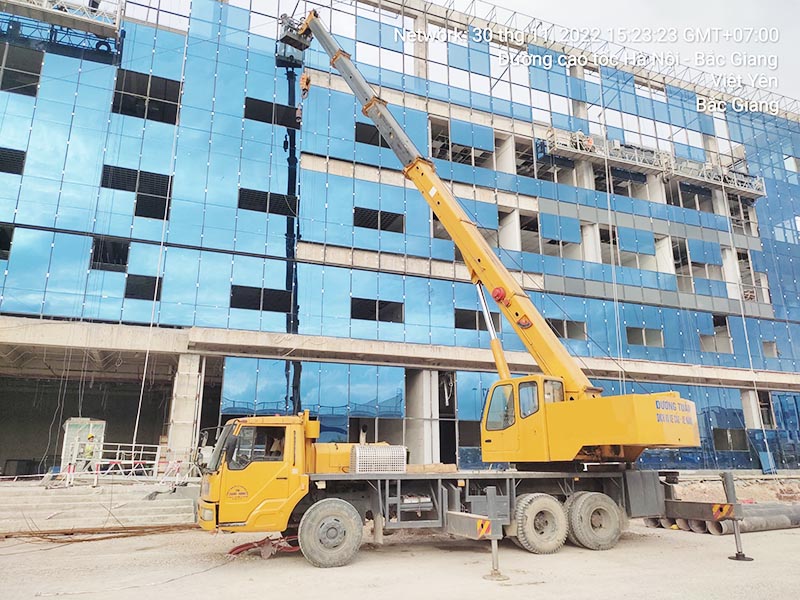 xe cẩu bánh lốp làm việc tại công trường xây dựng