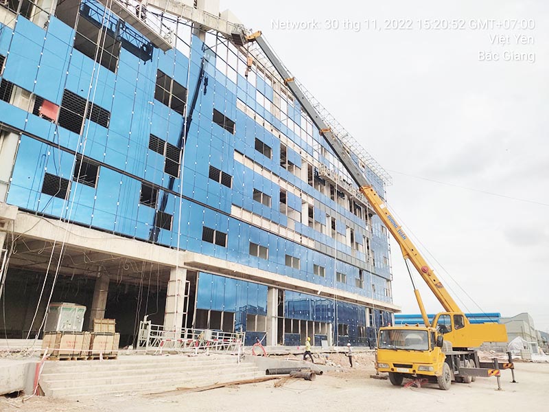 xe cẩu bánh lốp gắn giỏ nâng người làm việc ở công trường xây dựng