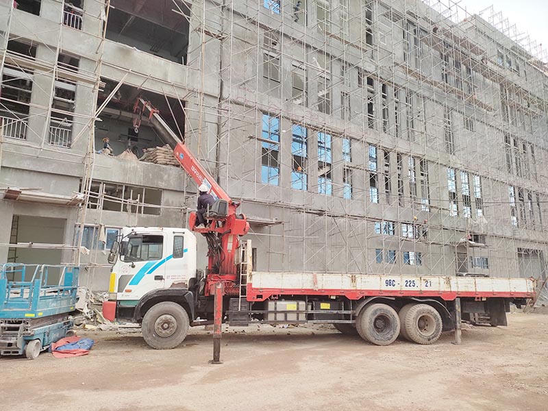 MC Industries cho thuê xe cẩu thùng cẩu vật liệu xây dựng
