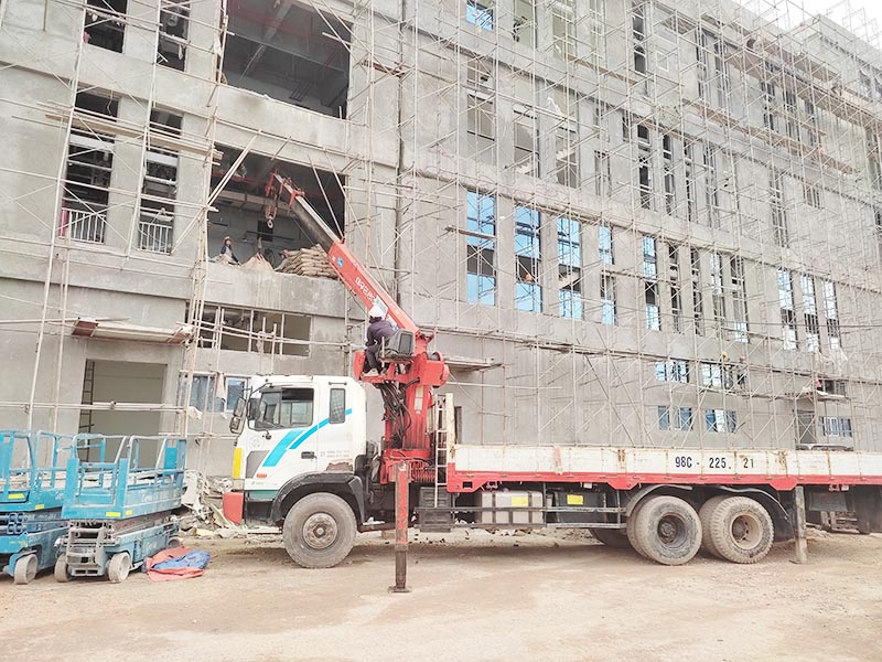 MC Industries cho thuê xe cẩu thùng vận chuyển vật liệu xây dựng