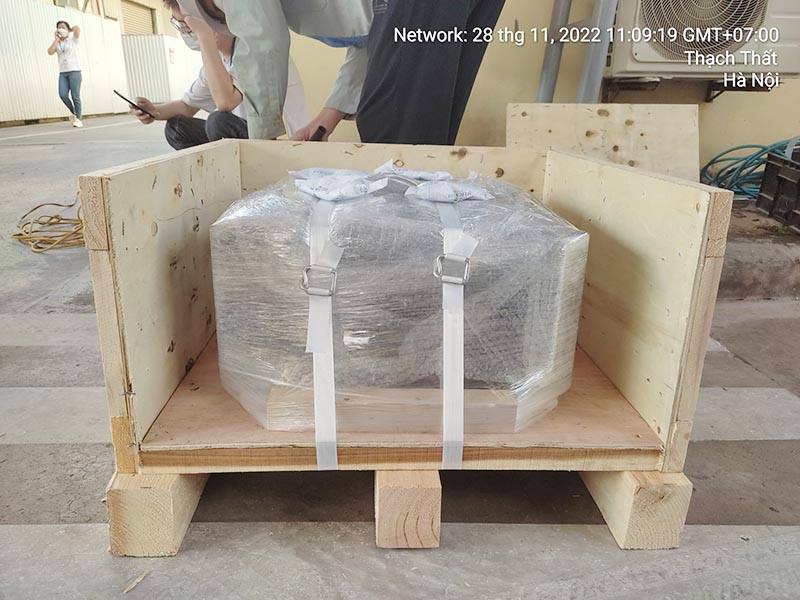  thiết bị hàng hoá được gia cố bên trong thùng gỗ