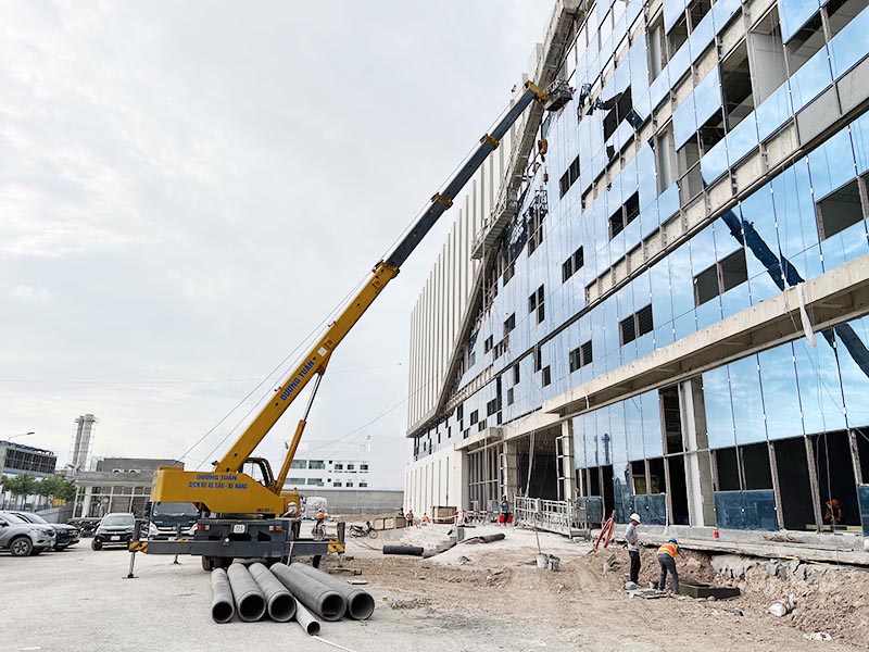 xe cẩu bánh lốp gắn giỏ nâng người thi công lắp đặt kính chắn gió