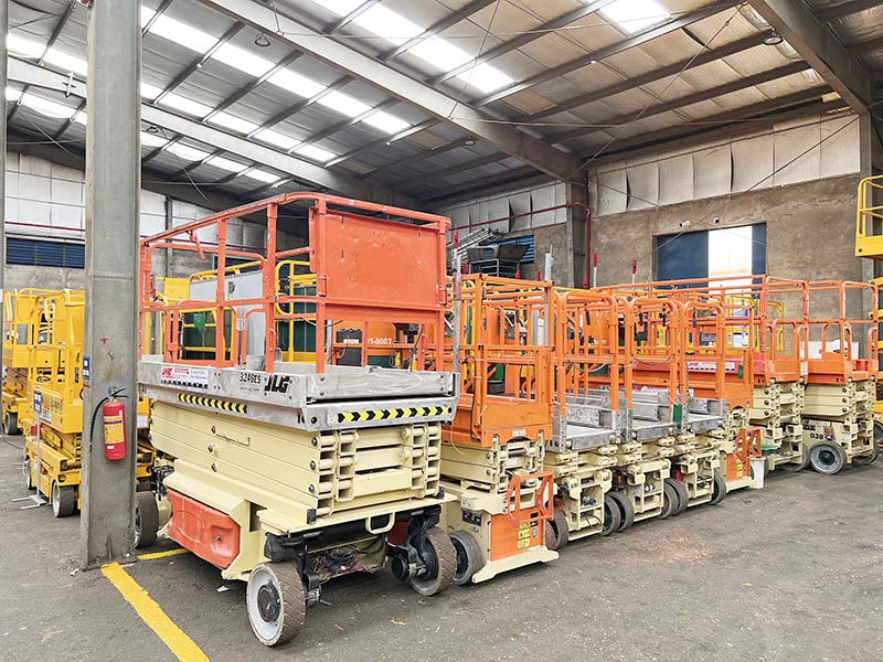 xe nâng người cắt kéo 12 mét làm việc JLG 3246ES