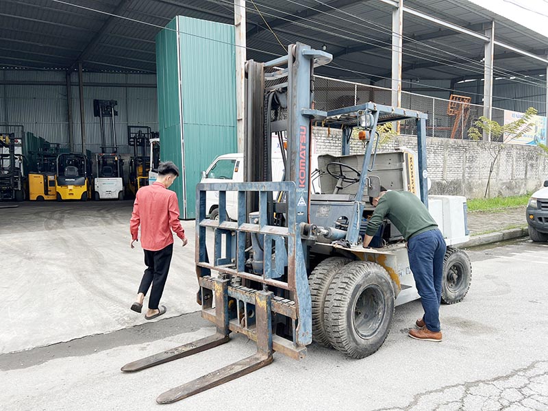 xe nâng hàng 5 tấn