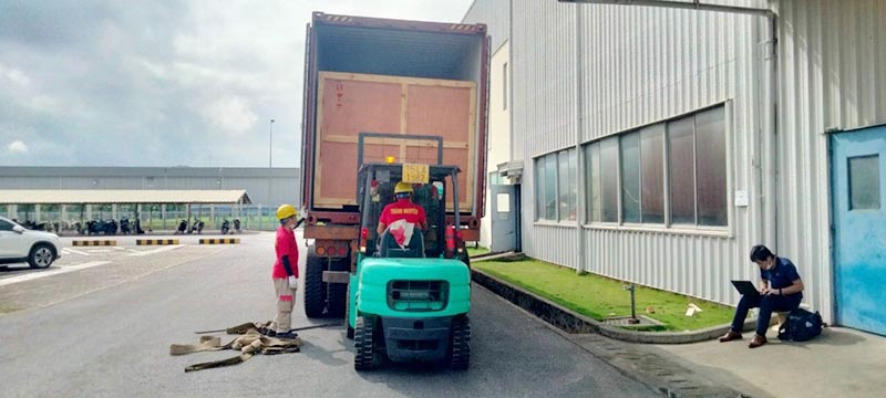 xe nâng chuyển thùng hàng lên xe container