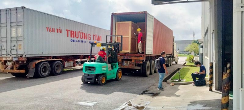 xe nâng hàng hạ thùng hàng xuống container