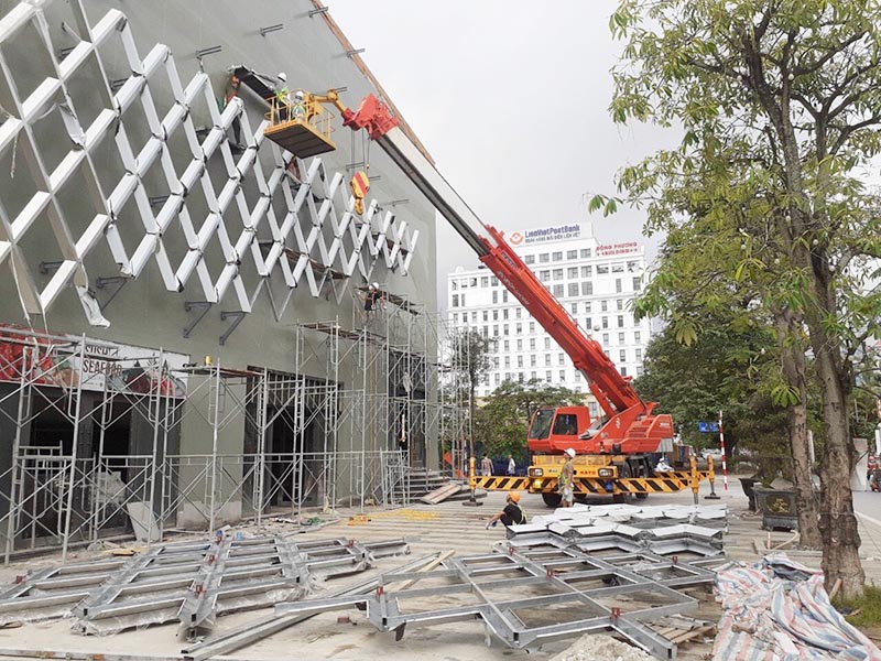 xe cẩu gắn giỏ nâng người làm việc trên cao