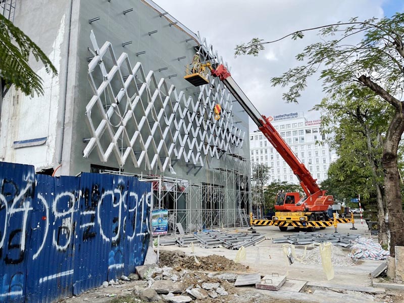 xe cẩu gắn giỏ nâng người lên cao để làm việc