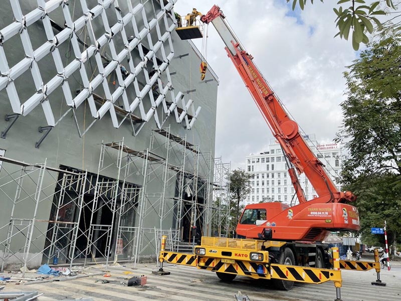 xe cẩu bánh lốp gắn giỏ nâng người lên cao làm việc