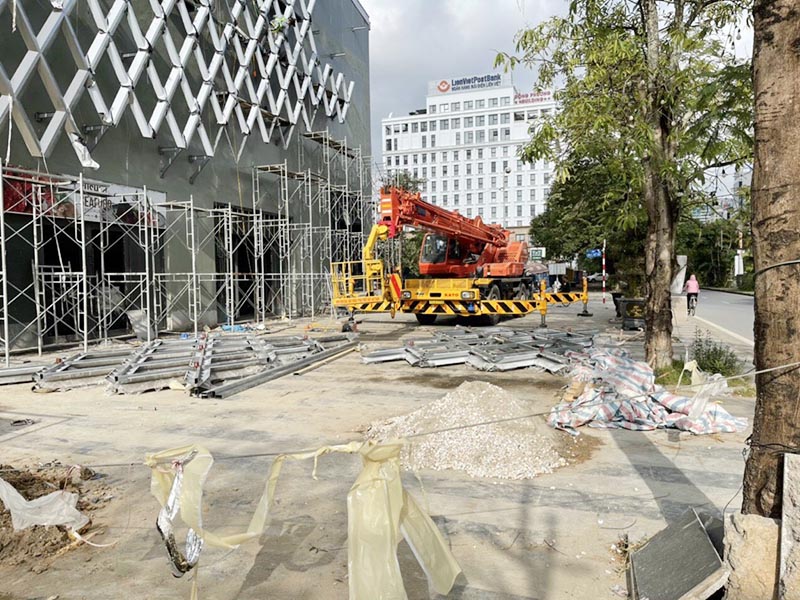 xe cẩu bánh lốp 25 tấn gắn giỏ nâng người