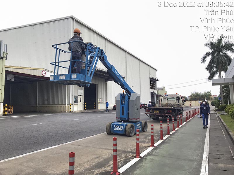 công nhân lái xe nâng người boomlift vào nhà máy tại Vĩnh Phúc