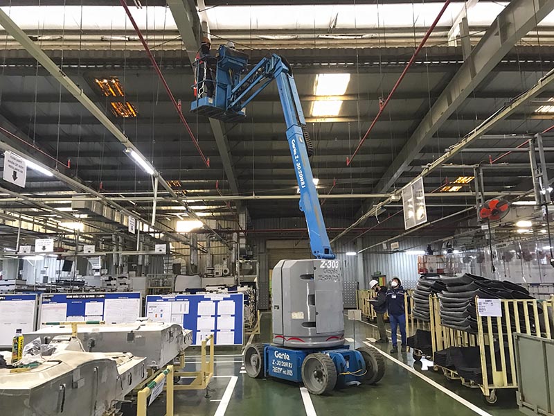 xe nâng người Boom Lift điện 11m làm việc trong nhà máy