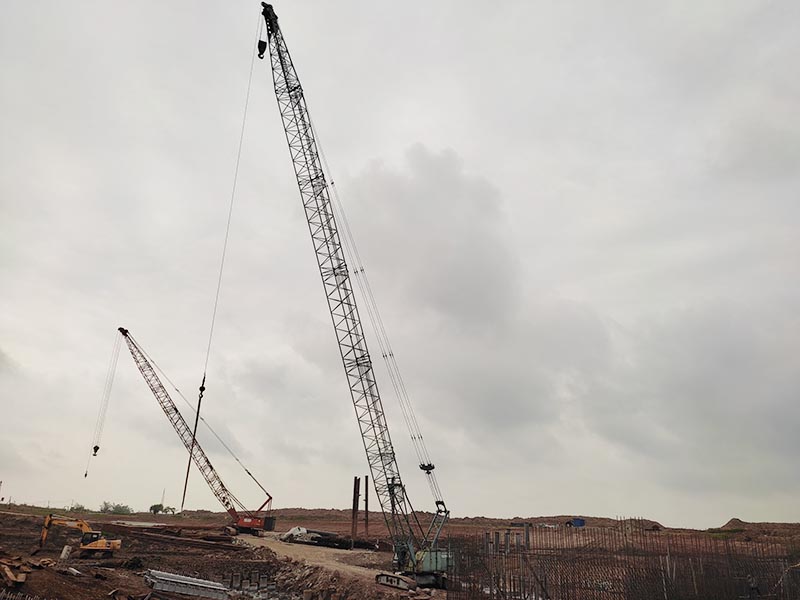 xe cẩu bánh lốp cẩu vật liệu xây dựng tại công trường mới