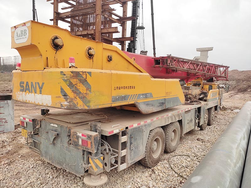 xe cẩu bánh lốp SANY 75 tấn