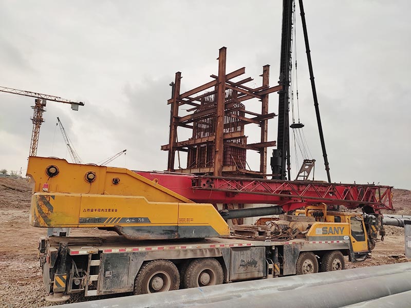 cẩu lốp 50 tấn thi công dựng kết cấu