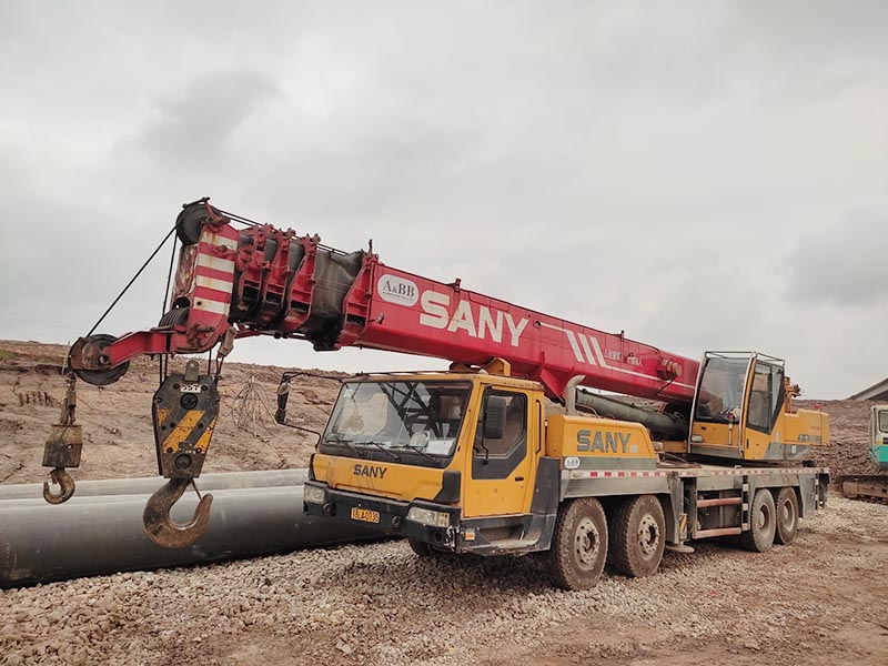 xe cẩu lốp 50 tấn làm việc tại công trường xây dựng