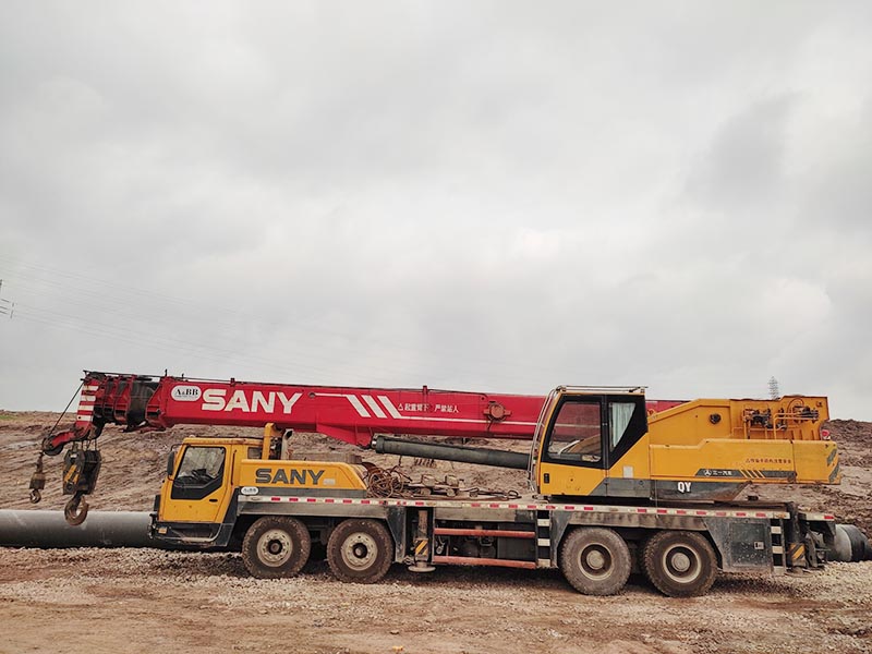 xe cẩu bánh lốp 75 tấn SANY tại công trường xây dựng