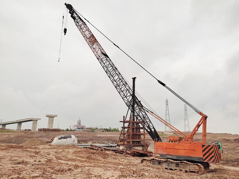 xe cẩu bánh xích làm việc tại công trường xây dựng
