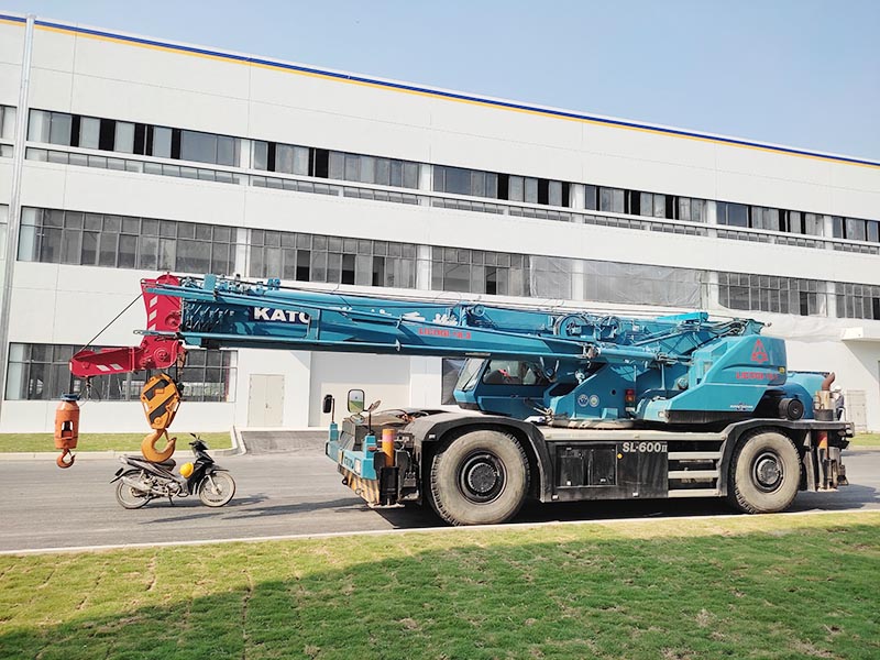 xe cẩu lốp 50 tấn Kato