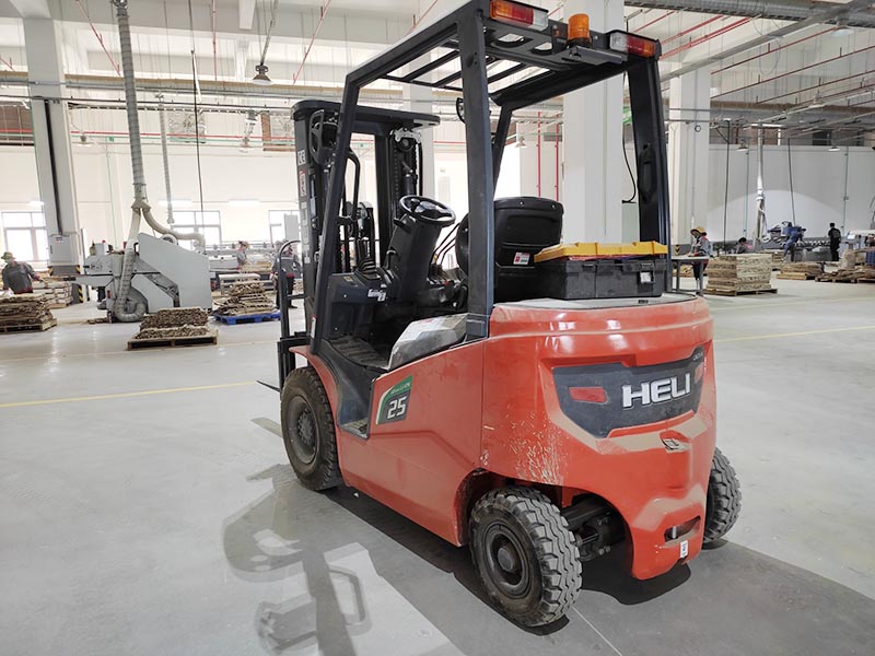 xe nâng điện làm việc trong nhà máy