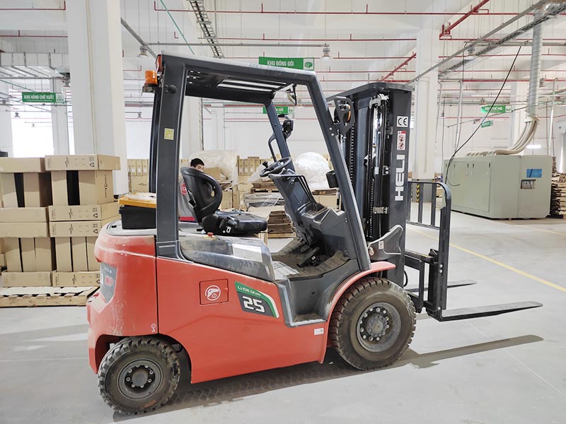 xe nâng hàng chạy điện 2,5 tấn Heli